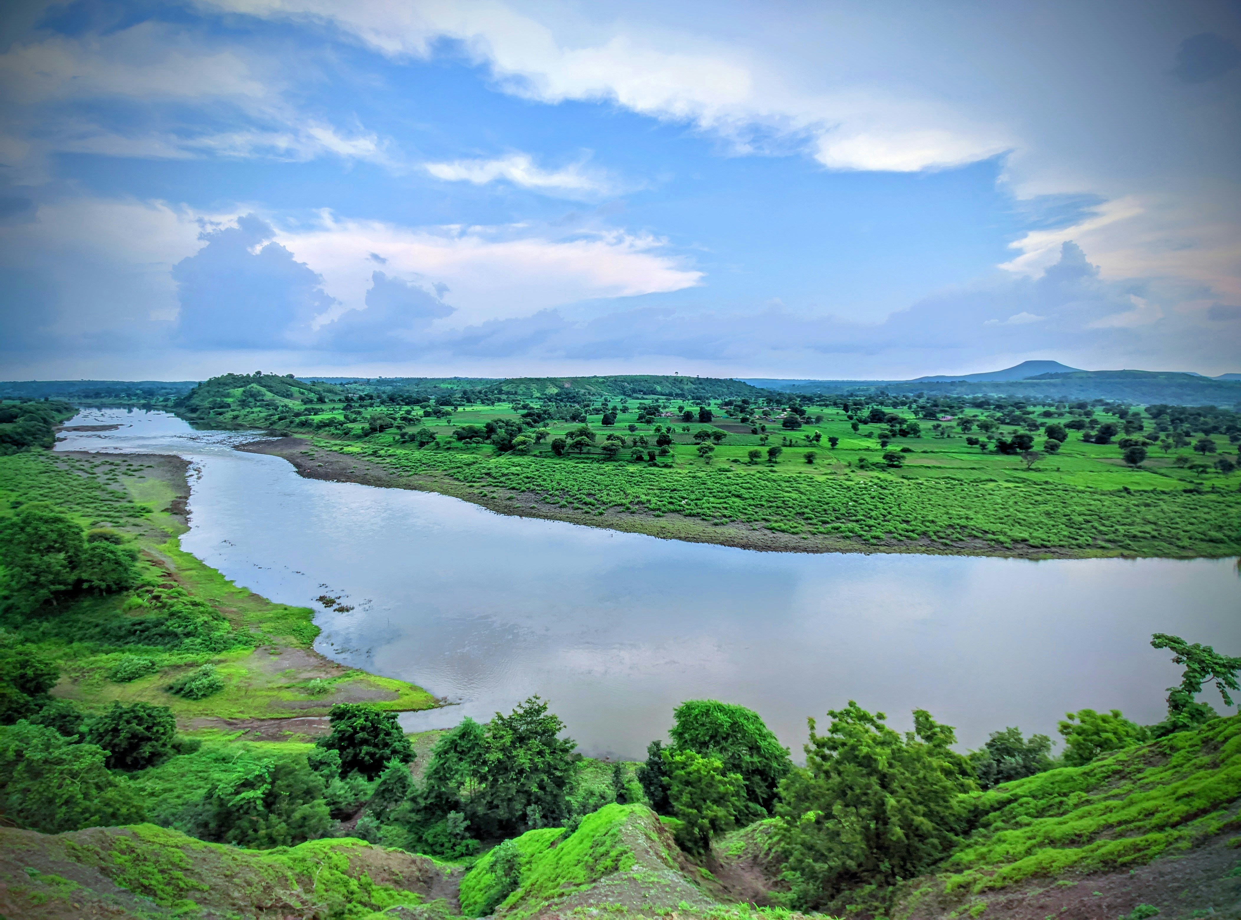 हर नदी की कहानी - पुस्तक चम्बल (स्मृतियों की छाया में)